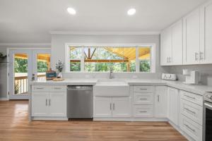 Lakeview Retreat - Family-Friendly - Near Downtown