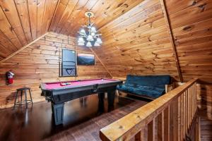 Smoky Mountain Chalet with Hot Tub- Theater- Pool Table- Pet Friendly