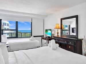 Stunning 2-Bedroom Condo with Exclusive Beach Amenities, Pool and Gym 704