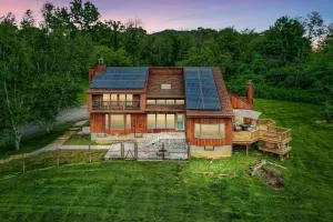 The Hilltop Fenced 8-Acre Dog-Friendly Retreat - 米德尔敦