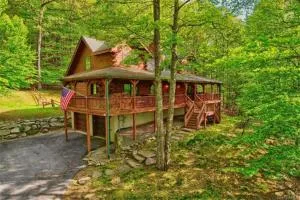 Spacious Log Home in Warwick - Vernon Township