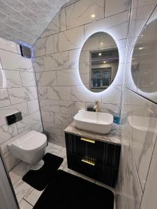 Luxxe House with Hot tub and Pool table