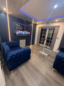 Luxxe House with Hot tub and Pool table