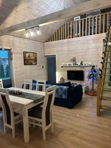 Mazury Dom Oluś nad jeziorem Sasek Wielki z gorącą balia z funkcją jakuzzi