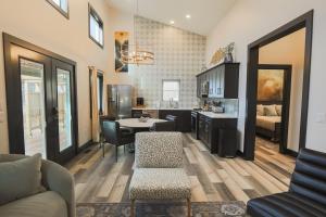 VVCR - Cabin 15 (1-Bed, Modern, Luxury w. Hot Tub)