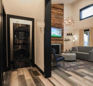 VVCR - Cabin 15 (1-Bed, Modern, Luxury w. Hot Tub)