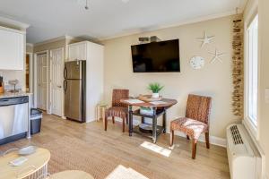 Walk to Coligny Beach Park Condo with Pool Access!