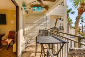 Walk to Coligny Beach Park Condo with Pool Access!
