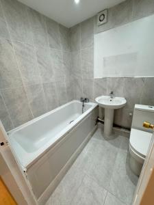 2 bedroom flat near Kilburn Park