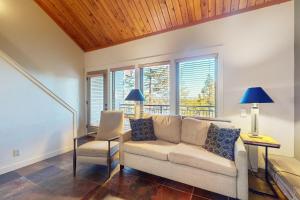 Deschutes Place Revel