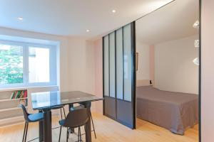 large pleasant studio alcove in center