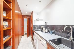 large pleasant studio alcove in center