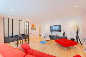 large pleasant studio alcove in center