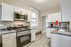 Walk to Devon Avenue and Warren Park Chicago Apt!