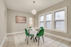 Walk to Devon Avenue and Warren Park Chicago Apt!