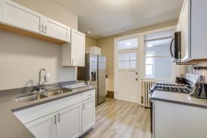 Walk to Devon Avenue and Warren Park Chicago Apt!