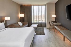 Guest Room with 1 King, Sofa bed room in AC Hotel by Marriott Tuscaloosa Downtown