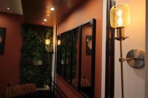 Luxury Studio, Rez de chaussée, Parking privé vidéo surveillance, Canapé haute qualité convertible couchage 2 personnes, Centre Ville proche, Restaurant, boulangerie 2 minutes à pied, Terrasse - 800mètre carré de terrain - Géré par Presta-Z