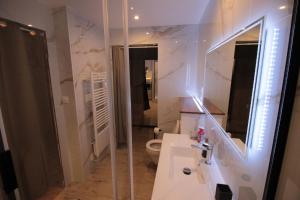 Luxury Studio, Rez de chaussée, Parking privé vidéo surveillance, Canapé haute qualité convertible couchage 2 personnes, Centre Ville proche, Restaurant, boulangerie 2 minutes à pied, Terrasse - 800mètre carré de terrain - Géré par Presta-Z