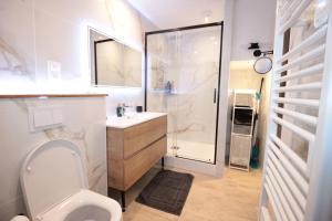 Luxury Studio, Rez de chaussée, Parking privé vidéo surveillance, Canapé haute qualité convertible couchage 2 personnes, Centre Ville proche, Restaurant, boulangerie 2 minutes à pied, Terrasse - 800mètre carré de terrain - Géré par Presta-Z