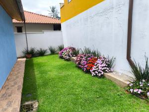 Casa azul - cozinha completa, lareira, vista para as montanhas, bem pertinho do Centro de São Pedro da Serra