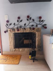 Casa azul - cozinha completa, lareira, vista para as montanhas, bem pertinho do Centro de São Pedro da Serra