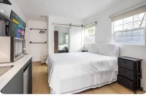 Charming one bed one bath privet studio - غرانادا هيلز