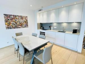 Elegant 3 bedrooms flat in Cloche dOr with terrace and parking