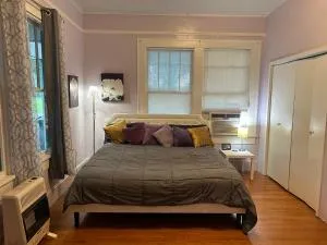 Clarence Farmhouse King bed shared bath - Minden