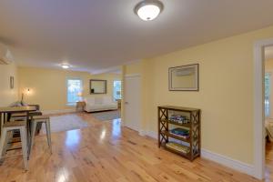 Walk to Sorrento Town Dock Pet-Friendly Apartment