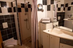 Hotels Hotel La Garenne : photos des chambres