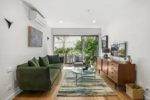 Chic 2-Bed Flat with Private Courtyard & BBQ - أوكلي