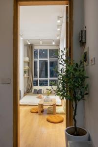 Bright Large Window Room Private External Bathroom