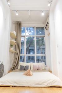 Bright Large Window Room Private External Bathroom