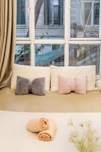 Bright Large Window Room Private External Bathroom