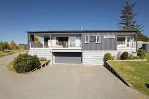 Fairway views entire home - Kaimai