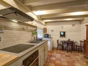 Maisons de vacances Gite en pierres avec jardin, cheminee et acces direct aux sentiers de randonnee - FR-1-496-10 : photos des chambres