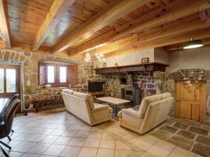 Maisons de vacances Gite confortable avec jardin, cheminee, et wifi a Montarcher - FR-1-496-11 : photos des chambres