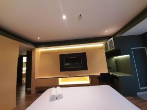Scenic and Homey Studio Mataram City Apartment By Travelio