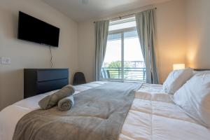 Top Floor City Views! King Bed Pool Gym Free Parking