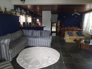 Casa com 5 suítes e piscina