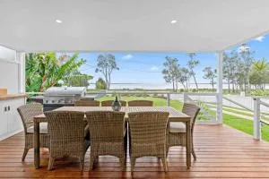 Absolute Foreshore Lakeside Cottage - Killarney Vale