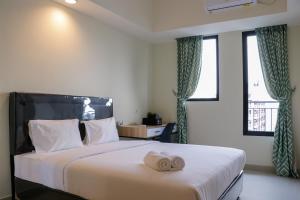 Comfortable and Strategic Studio Apartment Evenciio Margonda By Travelio