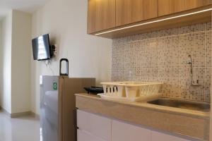 Comfortable and Strategic Studio Apartment Evenciio Margonda By Travelio