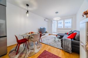 Modern Oasis With Terrace - Happy Rentals