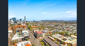 Luxury Peppers Infinity Pool Stylish with 2BD & 1C Park