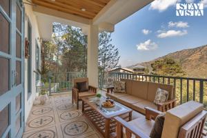 StayVista at Pinecrest Manor - Outdoor Jacuzzi