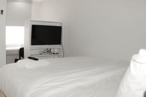 Best Choice Studio Room at Springlake Summarecon Bekasi Apartment By Travelio