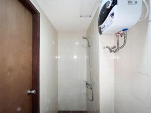 Restful and Simply Look Studio Vida View Makassar Apartment By Travelio