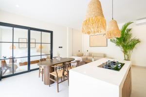 Tropical Chic Villa with Pool and Rooftop Canggu Area